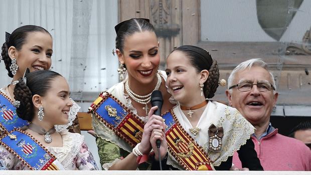 Imagen de las falleras mayores de Valencia junto al alcalde tomada este martes