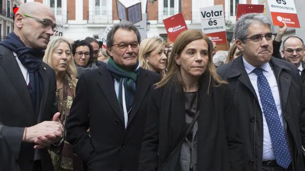 Fracesc Homs acude al Tribunal Supremo acompañado por Artur Mas y otros lideres independentistas catalanes.