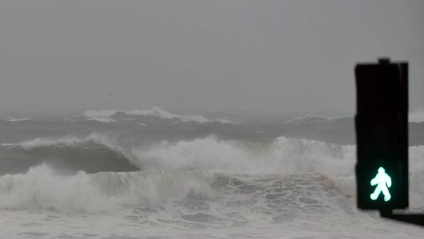 Las olas rompiendo contra la playa de Riazor