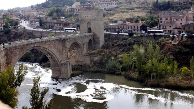 Espumas en el río Tajo a su paso por Toledo