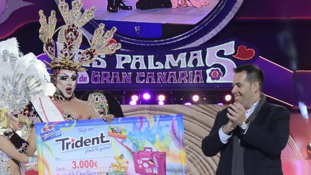 Un comercial de la filial de Mondelez entrega a Drag Sethlas su premio por la cororación en Las Palmas