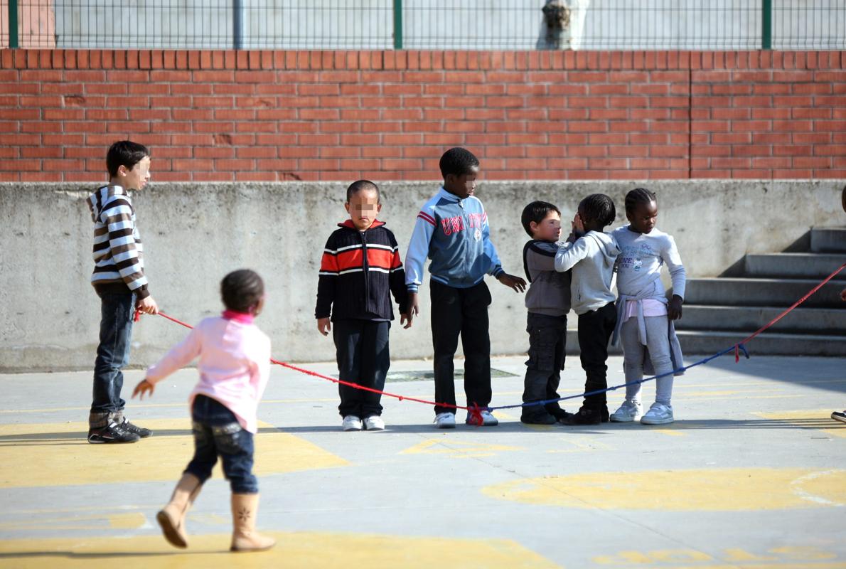 Imagen de alumnos jugando en el patio de un colegio