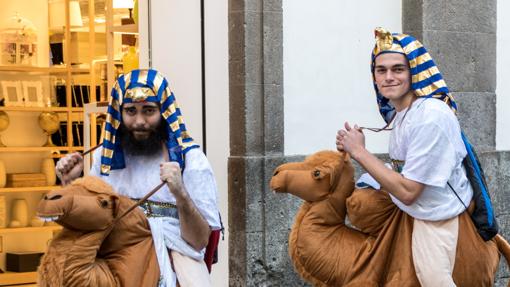 Carnavaleros en la Calle Triana, en Las Palmas capital