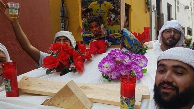 Costaleros, en febrero, llevando en procesión católica al goleador de U.D. Las Palmas, Boateng, musulmán devoto