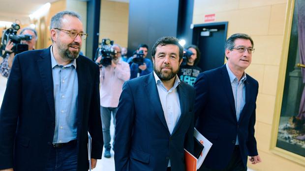 Juan Carlos Girauta, Miguel Gutiérrez y José Ignacio Prendes ayer de camino a la reunión con el PP.