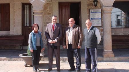 José Julián Gregorio, segundo por la izquierda, este miércoles en su visita a la localidad toledana de Valdeverdeja