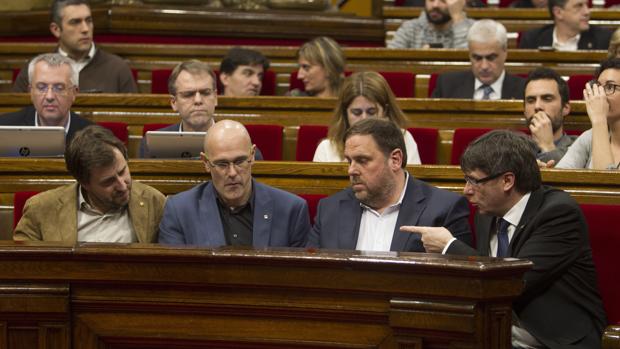 El Parlament pide que Santamaría, Moragas y Millo comparezcan por la «Operación Cataluña»