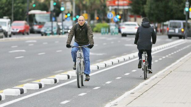 Imagen de ciclistas en un tramo del carril bici de Valencia