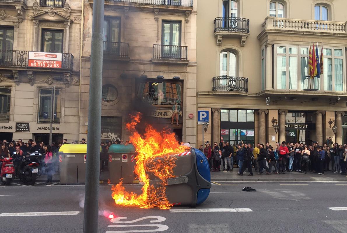 Durante la protesta se han quemado algunos contenedores