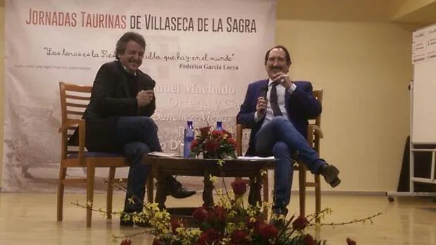 El periodista taurino Manuel Molés, junto con Juan Bazaga, presentador del acto