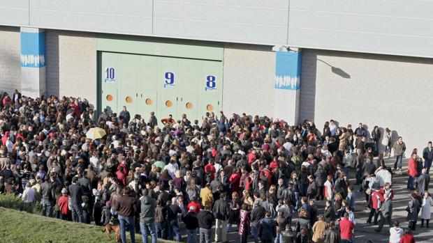 Miles de opositores esperan su turno para hacer el examen en el recinto ferial de Silleda