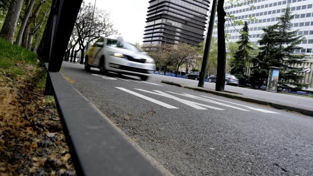 Un taxi de Madrid circula por la capital