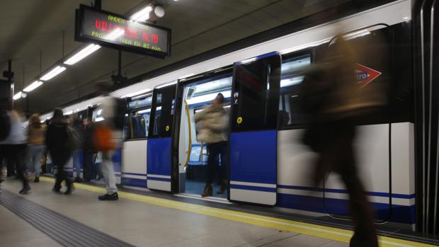 Viajeros utilizando el Metro de Madrid durante la última jornada de huelga de maquinistas