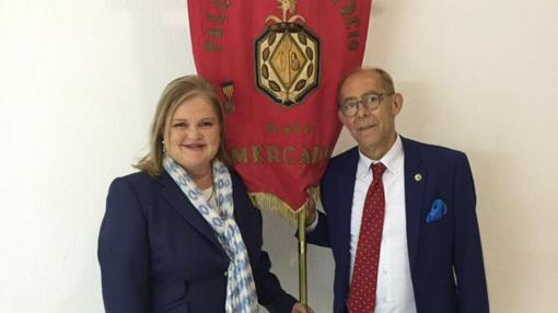 Imagen de la copresidenta de la Falla del El Mercat junto al presidente