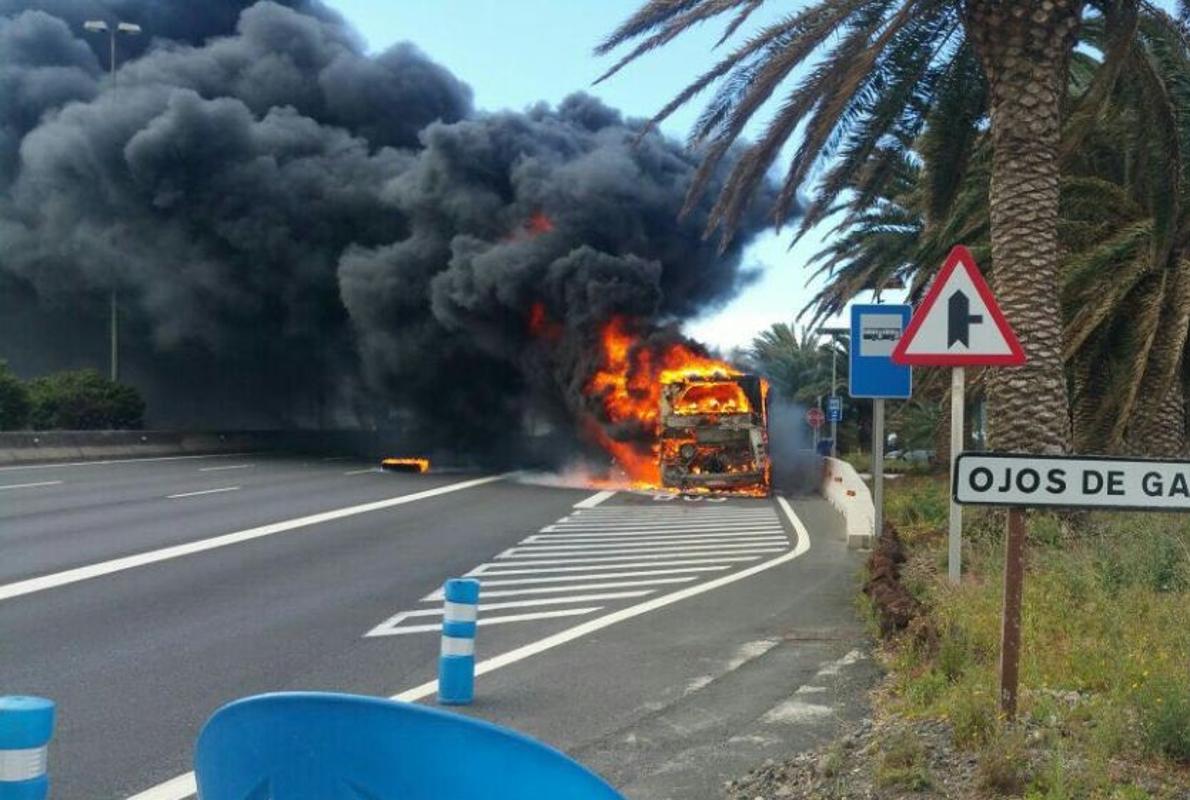 La guagua de Global ardiendo en la parada, no en la autovía GC-1, este sábado