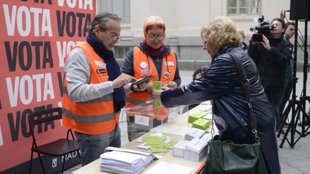 La alcaldesa de Madrid, Manuela Carmona, deposita su voto en una de las urnas instaladas para la consulta ciudadana