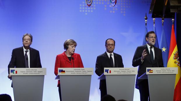 El primer ministro italiano, Paolo Gentiloni; la canciller alemana, Angela Merkel; el presidente de Francia, François Hollande, y el presidente del Gobierno, Mariano Rajoy