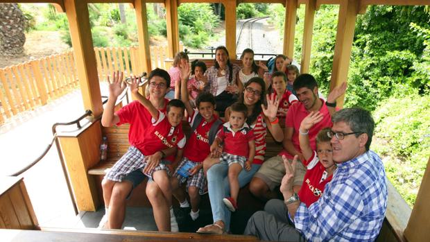 La familia Postigo-Pich, en 2011, en el parque de atracciones Port Aventura