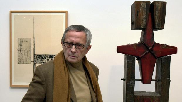 Josep Maria Subirachs, en 2003, junto a una de sus obras