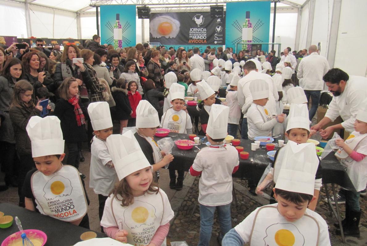 Un momento de la actividad en la que los niños elaboraron «cupcakes»