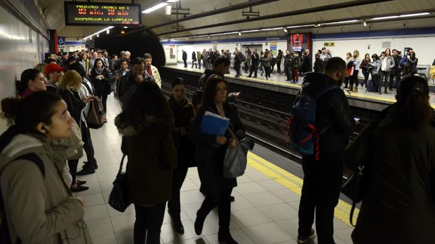 Usuario de Metro en la estación Nuevos Ministerios, el primer día de paros