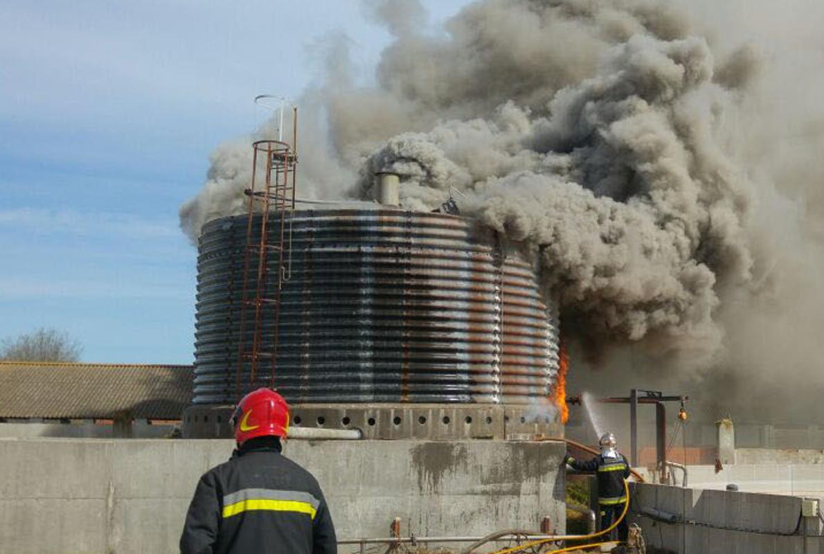 Impresionante nube de un humo en el incendio de una balsa del matadero del Polígono