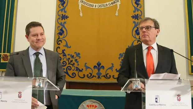 García-Page (izquierda) y Collado (derecha) durante la ruega de prensa