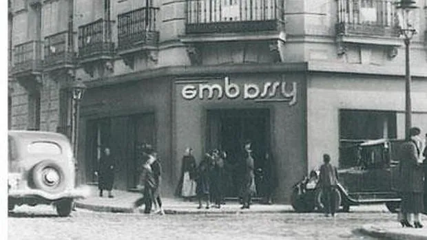 Entrada de la confitería Embassy, en 1931