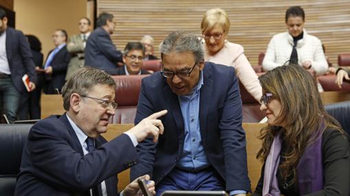 Ximo Puig, Manolo Mata y Mónia Oltra, en sus escaños de las Cortes