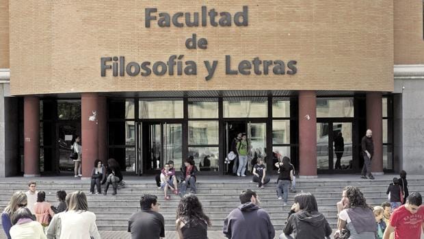 Estudiantes de la Universidad de Valladolid, frente a la Facultad de Filosofía y Letras