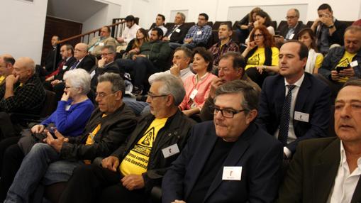 Simpatizantes a los movimientos «antifracking» del Campo de Montiel y de la provincia de Guadalajara asistieron al pleno