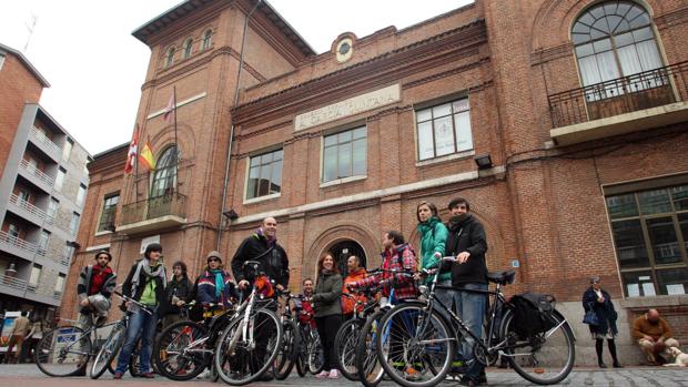 Vallisoletanos, en bicicleta, ante el Colegio Público García Quintana