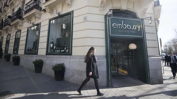 Una mujer pasea frente a Embassy, ayer en Madrid