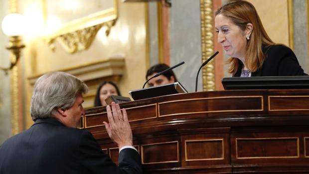 Méndez de Vigo habla con Pastor en el Congreso