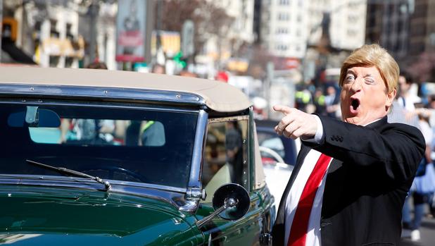 Imagen de un hombre disfrazado de Donald Trump tomada este viernes en Valencia