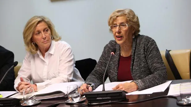 La delegada del Gobierno en Madrid, Concepción Dancausa, junto a la alcaldesa de la capital, Manuela Carmena
