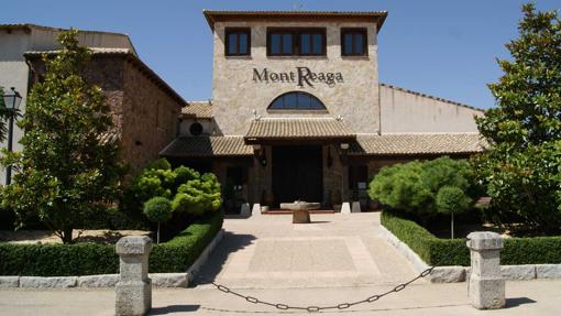 Fachada principal de Bodegas Mont Reaga, en Monreal del Llano