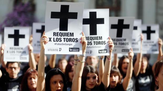 Los abolicionistas muestran carteles reivindicativos, durante el «funeral» simbólico por los toros