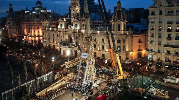 Más de 300 personas alzan a pulso la Falla municipal más alta de la historia