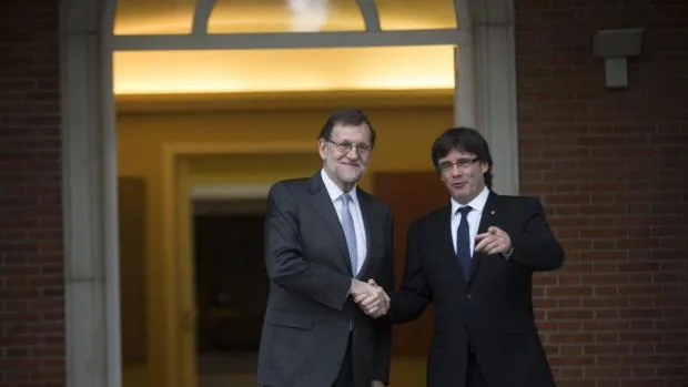 Mariano Rajoy y Carles Puigdemont en La Moncloa en 2016