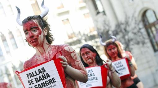 Los manifestantes se han ataviado con cuernos y han mostrado carteles