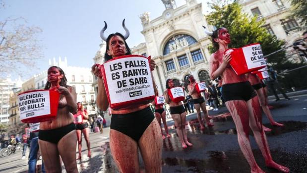 Antitaurinos se bañan en sangre artificial para protestar contra las corridas en Fallas