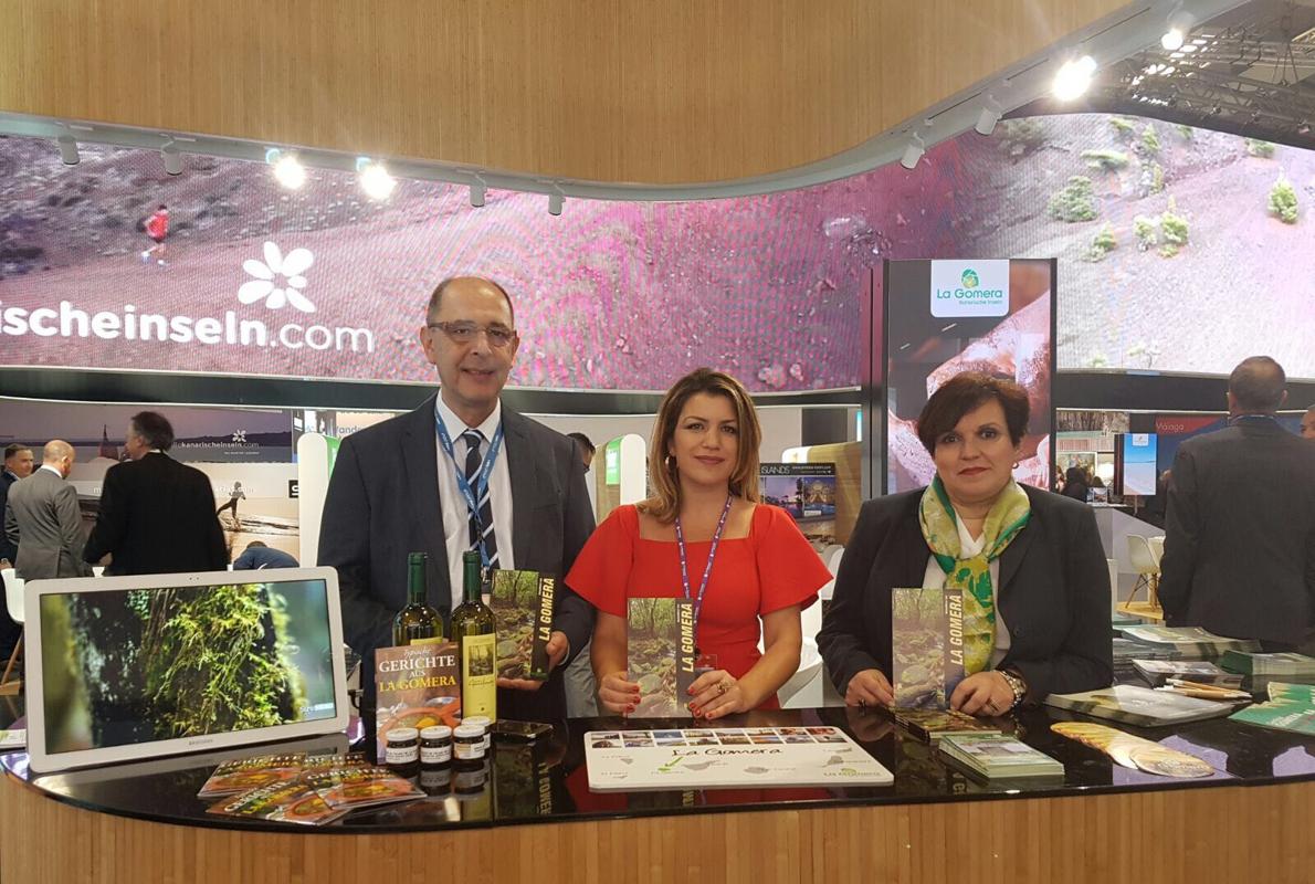 Técnicos de turismo de La Gomera y , en el centro, la consejera insular, María Isabel Méndez, en la ITB 2017