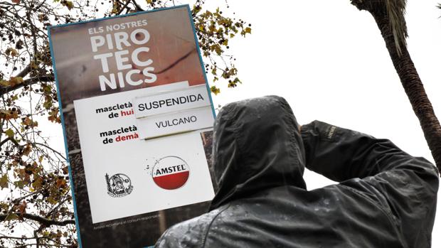 Imagen del cartel que anunciaba la suspensión de la mascletá de este lunes