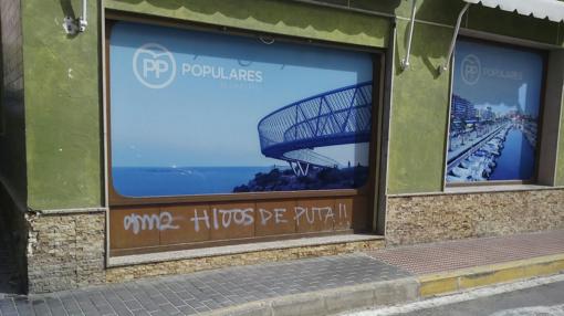 Imagen de las pintadas en la sedel del PP de Santa Pola