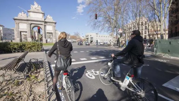 Un par de ciclistas pedalean ayer por el carril-bici que une Pirámides con Puerta de Toledo