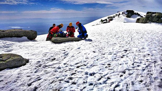 El Grupo de Rescate de Protección Civil auxilia a un montañero herido al sufrir una caída en el monte Morezón, situado en Gredos