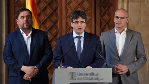 Puigdemont, flanqueado por Junqueras y Romeva, esta tarde en la Generalitat
