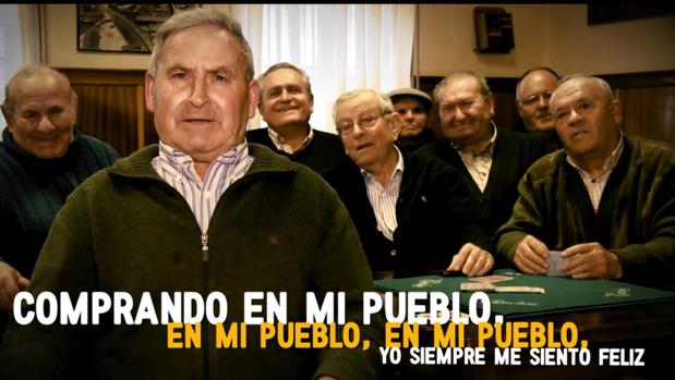 Los vecinos de un pueblo se meten a cantantes para promocionar el comercio local