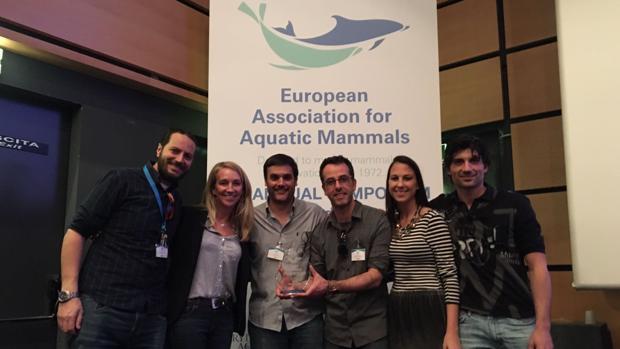 Imagen del equipo con el galardón recibido por la European Association for Aquatic Mammals